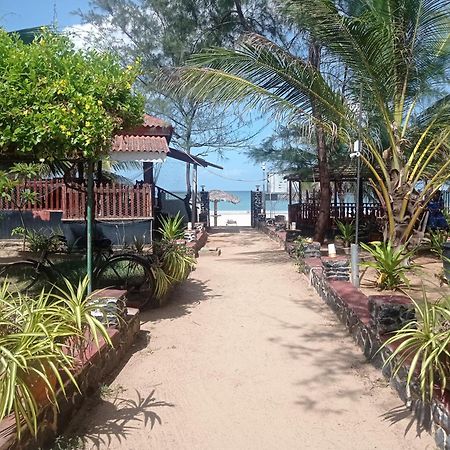 Silver Beach Hotel トリンコマリー エクステリア 写真