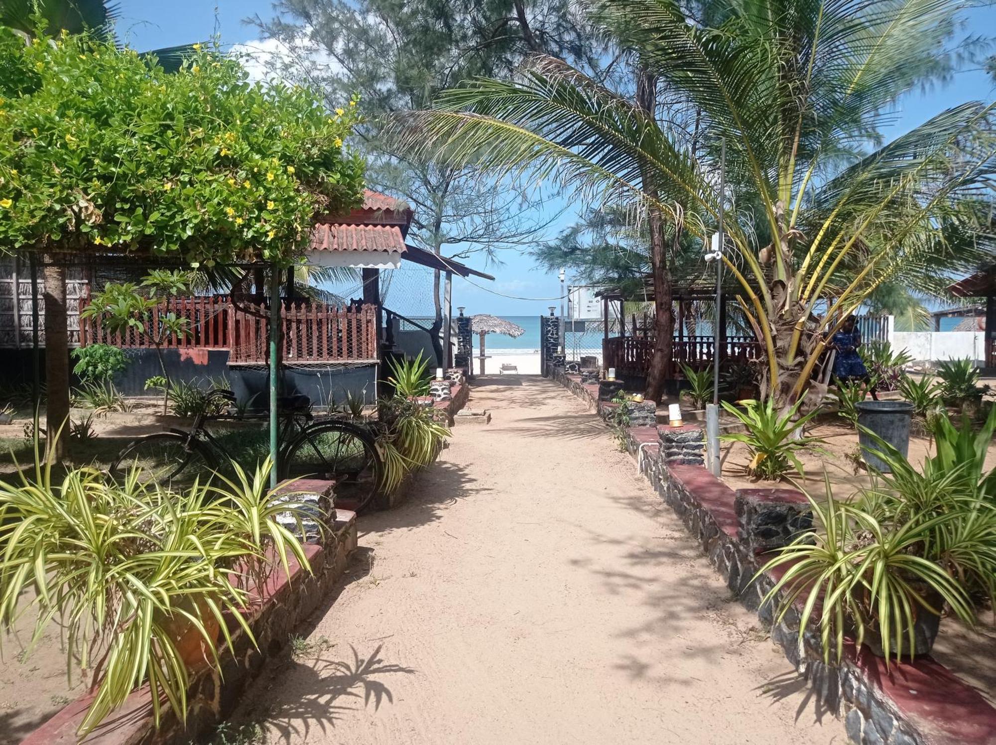 Silver Beach Hotel トリンコマリー エクステリア 写真