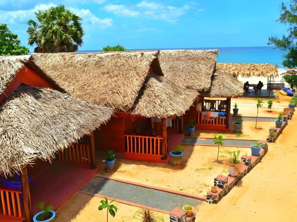 Silver Beach Hotel トリンコマリー エクステリア 写真