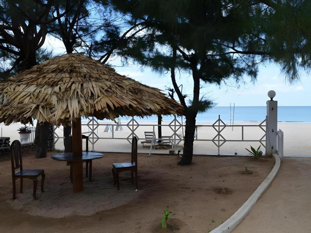 Silver Beach Hotel トリンコマリー エクステリア 写真