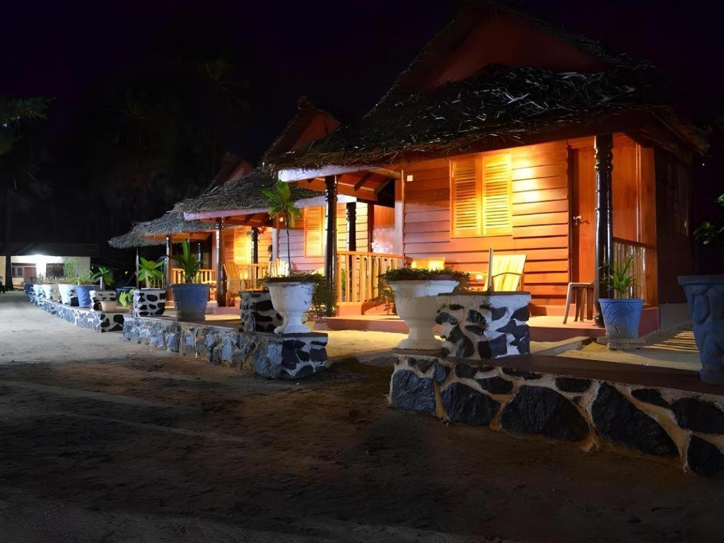 Silver Beach Hotel トリンコマリー エクステリア 写真