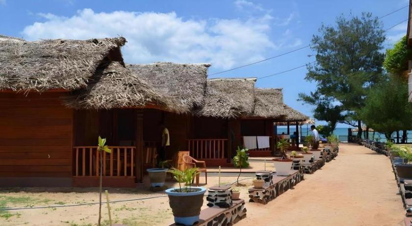 Silver Beach Hotel トリンコマリー エクステリア 写真