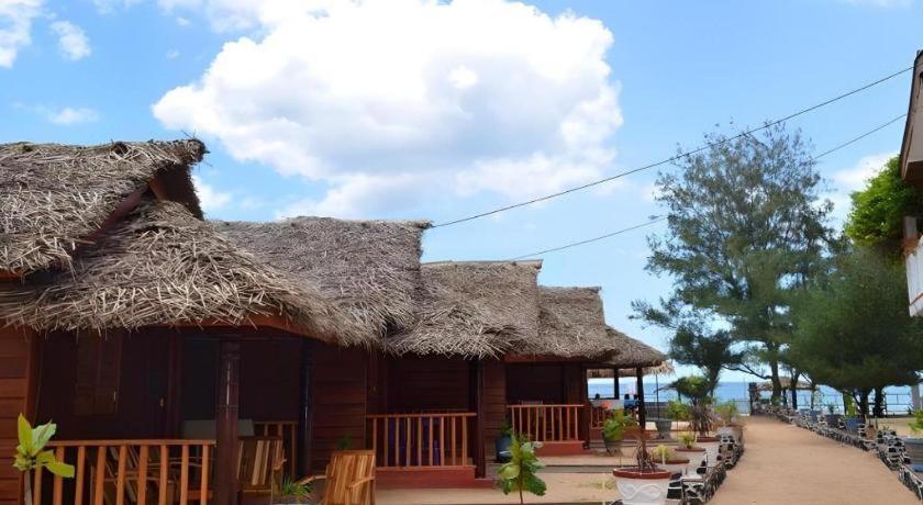 Silver Beach Hotel トリンコマリー エクステリア 写真
