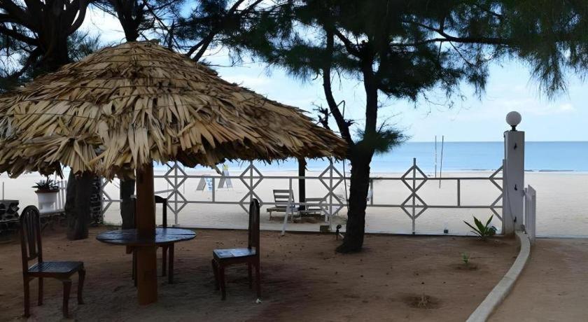 Silver Beach Hotel トリンコマリー エクステリア 写真
